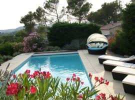 Elegante villa de 180m3 avec la superbe vue: Connaux şehrinde bir havuzlu otel