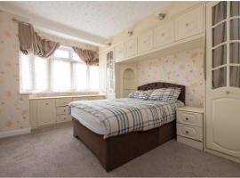 Spacious Bungalow in Romford with parking, bungalov v destinaci Romford