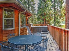 Shaver Lake Cabin with Hot Tub, Deck and Trail Access!, hotel Shaver-tóban