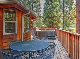 Shaver Lake Cabin with Hot Tub, Deck and Trail Access!, hotel in Shaver Lake