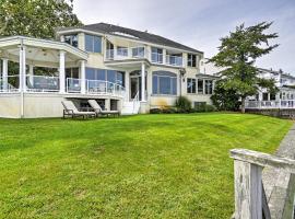 Elegant Riverfront Home with Expansive Views, cottage in Point Pleasant