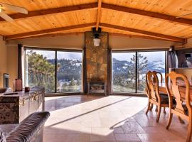 Pet-Friendly Truckee Home with Panoramic Lake Views!，特拉基的滑雪度假村