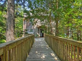 Dragonwood Castle on Waterfront with Stunning View, semesterhus i Prospect Harbor