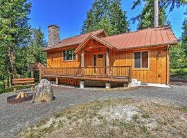 Right Arm Ranch Family Cabin in Port Angeles!, hotel dengan parking di Port Angeles