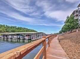 Tranquil Osage Beach Condo with Waterfront Decks!, appartement à Osage Beach