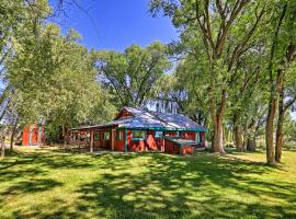 Quiet Durango Farmhouse with Beautiful Yard and Gazebo, casa de temporada em Durango