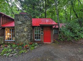 Serene Creekside Cottage Near Asheville with Fire Pit – hotel w mieście Candler