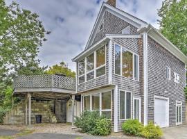 Charming Hyannis Home with Deck, 0 2 Mi to the Beach, hotel em Hyannis
