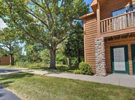 Cozy Townhome, Half Mi to Starved Rock State Park!, hotell med parkeringsplass i Utica