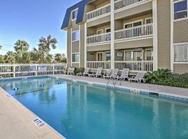 Isle of Palms Condo with Pool Access Walk to Beach!, hotel con parking en Isle of Palms