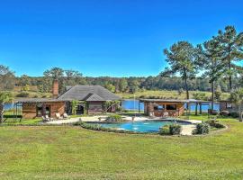 Cottage by the Pond on Gorgeous Expansive Estate, hotel with parking in Ridgeway