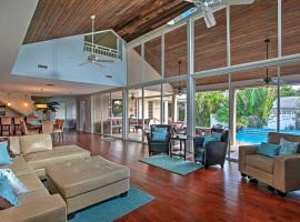 Large Pompano Home with Pool Walk to Private Beach! – hotel z basenem w mieście Lighthouse Point