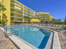 Marco Island Condo with Patio Steps to Beach Access, hotel perto de Marco Island Watersports, Marco Island