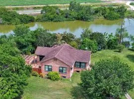San Benito Home with Pond View - Short Drive to Gulf