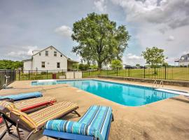 Cozy Missouri Retreat with Pool, Pond and Fire Pit!, loma-asunto kohteessa Berger