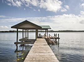 Lake Broward Cabin with Private Boat Launch and Dock!, hotell i Satsuma