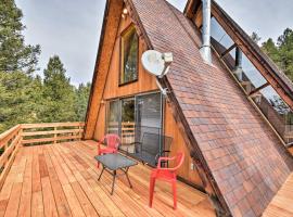 A-Frame Cabin with Mtn Views 4 Mi to Cripple Creek!，克里普爾溪的飯店