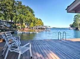 Lake Cabin with Dock in Hot Springs National Park!, kuća za odmor ili apartman u gradu 'Lake Hamilton'