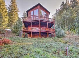 Grizzly Tower Packwood Cabin with Forest Views!, hotel v destinaci Packwood