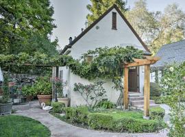 멘로 파크에 위치한 호텔 Updated Menlo Park English Tudor Garden Cottage!