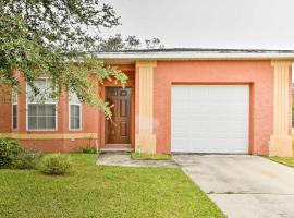 Pet-Friendly Gem with Yard and Pool Access in Sebring, hotel a Sebring