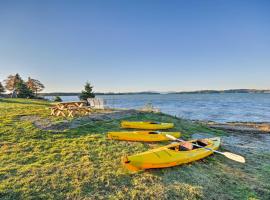 Oceanfront Sullivan Cottage on 6 Acres with Kayak!, בית נופש בSullivan