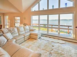 Luxurious Oceanfront Flanders Bay Home with Kayaks!, hotel sa Sullivan