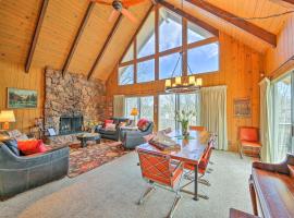 Lake Arrowhead Family Home with Deck and Game Room, koča v mestu Lake Arrowhead