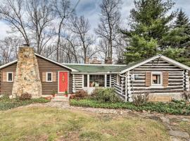 Macungie Cabin with Fireplace Near Bear Creek Skiing, holiday home in Macungie
