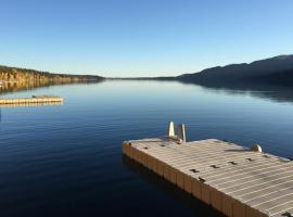 Lakeside Whitefish Cottage with Private Hot Tub!, complex de schi din Whitefish