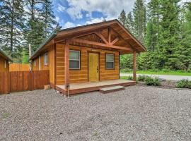 Rustic Cabin - 11 Miles to Glacier National Park!, hotel con estacionamiento en Hungry Horse