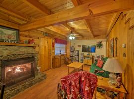 Cozy Tellico Plains Cabin with Large Mountain Creek!, hotelli kohteessa Tellico Plains