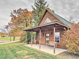 Cozy Columbia Cabin with Shared Lake Dock!, hotel en Columbia