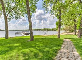 Clearwater Lake Getaway with Shared Pool and Boat Dock, vila v mestu Annandale
