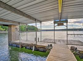 Lakefront Greers Ferry Cabin with Covered Boat Slip!, villa i Fairfield Bay