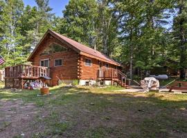 Cozy Manistique Cabin with Deck, Grill and Fire Pit!, hotel with parking in Manistique