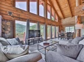 Spacious Hilltop Cabin with Deck and Scenic Views!, resort de esquí en Eden