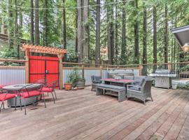 Redwoods Cabin with Hot Tub Walk to Russian River!, familiehotell i Guerneville