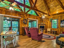 Tellico Plains Cabin - 25 Acres, Backyard Creek!, hotelli, jossa on pysäköintimahdollisuus kohteessa Tellico Plains