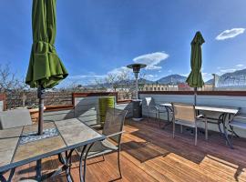 Walkable Downtown Logan Apartment with Rooftop Deck, hotel din Logan