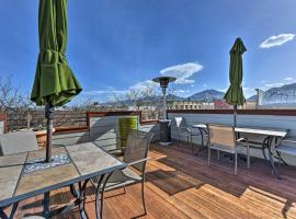 Walkable Downtown Logan Apartment with Rooftop Deck, appartement in Logan
