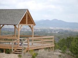 Utopia Family Home with Mountain Viewing Deck!, hotel na may parking sa Utopia