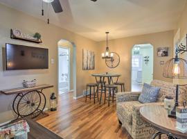 Walk to Dtwn Littleton Updated Pet-Friendly Home, hotel v destinaci Littleton