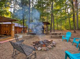 3 Mi to Broken Bow Lake Cabin with Hot Tub and Deck! โรงแรมในStephens Gap