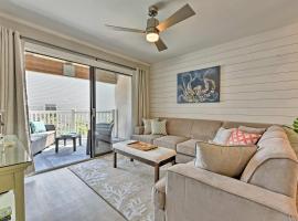 St Simons Island Condo with Pool Near Beach, Village, apartamento em East End