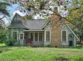 Adorable Cottage Less Than 1 Mi to Guadalupe River and Dtwn, hotel in Seguin