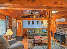 Work, Play and Get Away Cabin Near Higgins Lake!, hotel v destinaci Roscommon