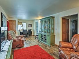 North Pole Apt with Furnished Deck about 11 Mi to UAF!, ξενοδοχείο σε North Pole