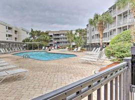 Walk to Ocean: Myrtle Beach Condo w/ Screened Deck, hotel v destinácii Myrtle Beach