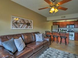 South Sedona Condo with Pool Access - Walk to Shops!, hotel v destinaci Sedona